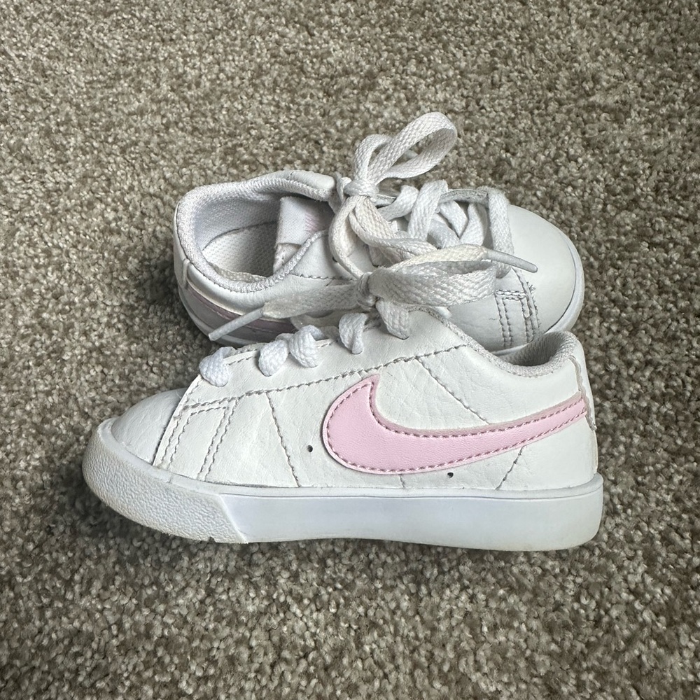 Nike blazer low baby/toddler Sneakers in White and Pink. Size 5